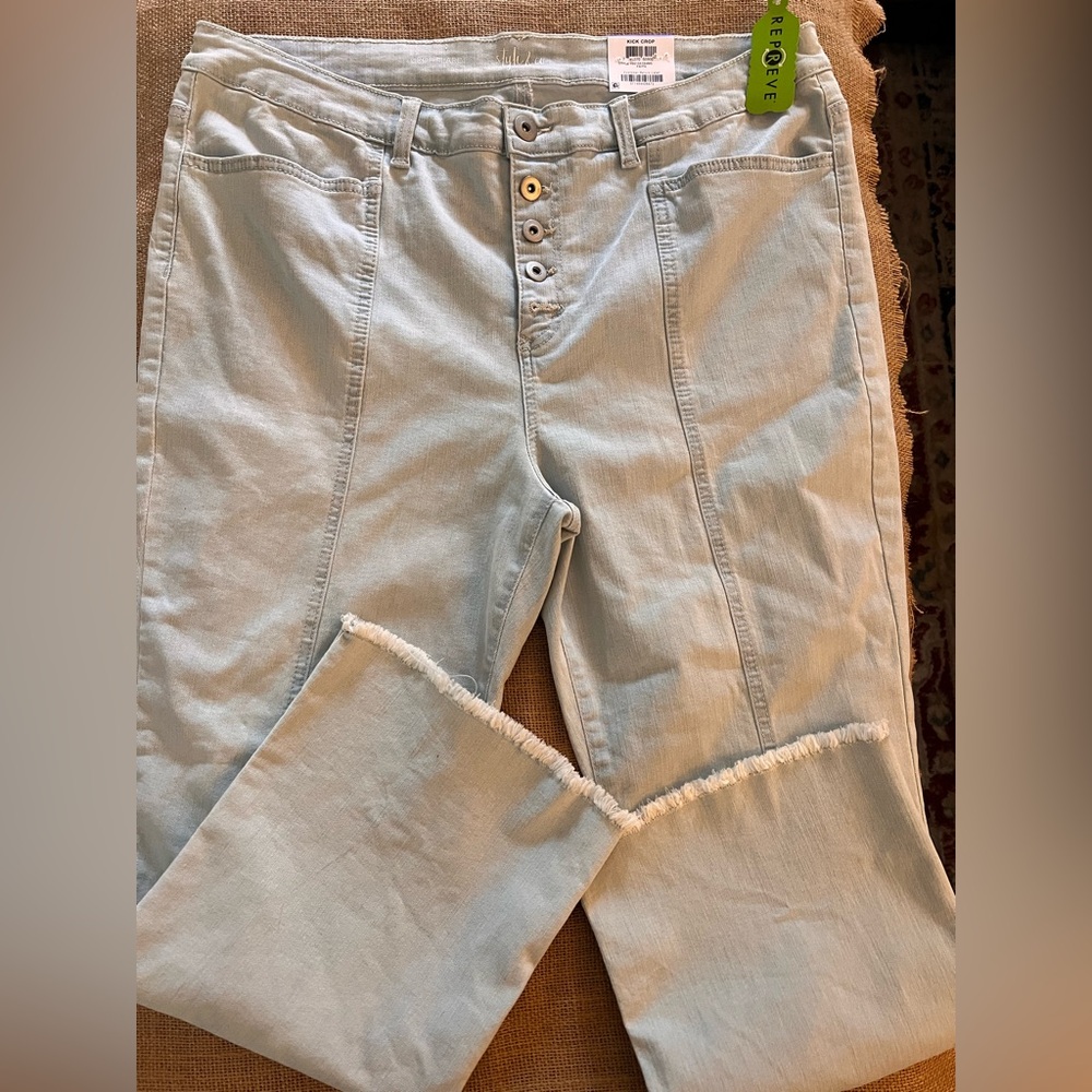 Light Blue NWT Frayed Hem Jeans Highrise kick crop sz 18 light wash button front